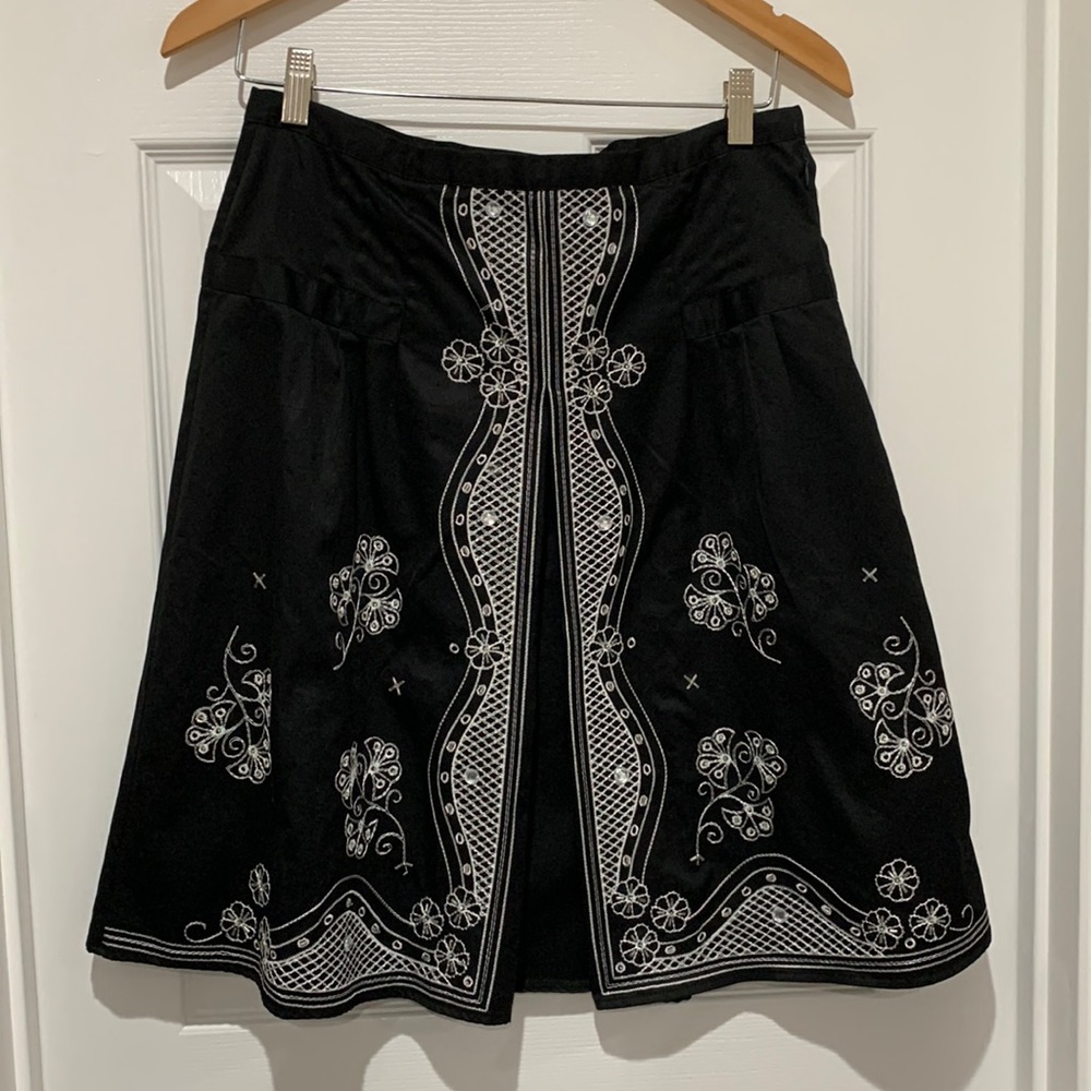 Nine & Co. Black and White Embroidered A-Line Skirt size 8 100% cotton elegant